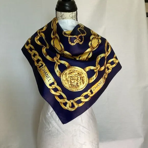 Vintage 90s scarf Navy with Gold Chain design 34-inch square - Picture 5 of 9
